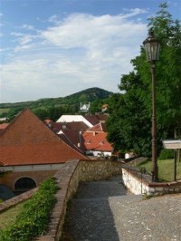 Vrch Turold: Vápencový kopec s vápencovou jeskyní, která je přístupná veřejnosti.