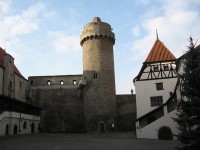 NÁDVOŘÍ STRAKONICKÉHO HRADU S VĚŽÍ RUMPÁL