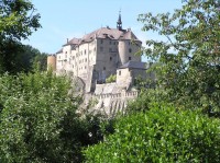 Český Šternberk: Přesto,že máte v galerii spoustu pěkných obrázků,přesto Vám jednu fotku posílám.Je focena v r.2005 a snažil jsem se,aby na ní nebyly žádné sloupy nebo dráty apod.A to se snad povedlo.