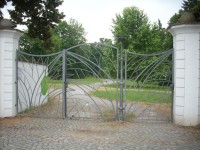 Od vlaku ke vlaku přes zámecký park