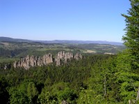 Suché skály a Krkonoše z Masarykovy vyhlídky (květen 2008)