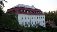 Naproti novému zámku: stojí ještě jeden objekt dnes užívaný armádou