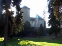 Šternberk-hrad a hradní příkop s mostem ze severu.jpg