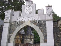 Kunzov-letohrádek-průhled bránou na nádvoří-Foto:Ulrych Mir.