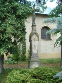 Laškov-kříž z r.1888 před farním kostelem-Foto:Ulrych Mir.