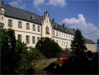 Hrubá Skála-zámek-západní průčelí s parkem-Foto:Ulrych Mir.