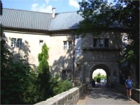 Hrubá Skála-zámecké předhradí z mostu-Foto:Ulrych Mir.