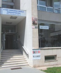 Kavárna bez kompromisů aneb „Přepadení v Bílém domě“