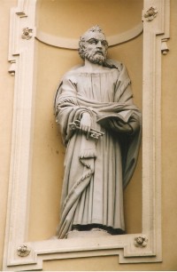 Socha ve výklenku průčelí