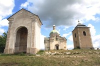 Kostel, zvonice a kaple křížové cesty