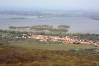 Pohled od hradu na střední nádrž a Dolní Věstonice