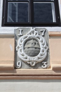 Kartuš nad vchodem
