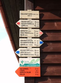Turistické rozcestí u chaty