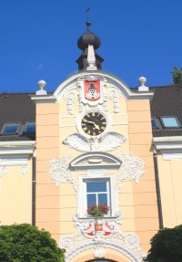 Světlá nad Sázavou - vstupní část s hodinami a věží