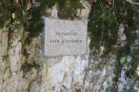Pamětní deska všem jeskyňářům