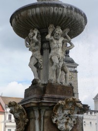 Samsonova kašna, sochy Atlantů