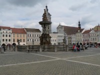 Pohled na náměstí a kašnu