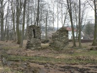 Kladruby, upravená zídka bývalé tvrze