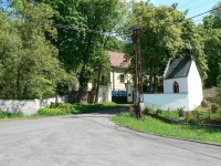 Otín, pohled z návsi k zámku