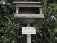 Předslav, krmítko u kostela
