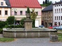 Police nad Metují - kašna na náměstí