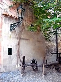 Pražský hrad - Dělo ve Zlaté uličce 