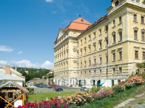 Znovín Znojmo, Loucký klášter