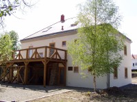 Venkovní terasa a úschovna kol