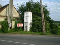 Stavenice - zděná boží muka ve vsi