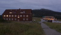 Špindlerova bouda, v pozadí Malý Šišák