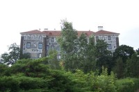 8. Další pohled na zámek v zeleni stromů
