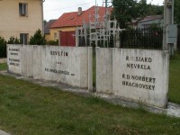 Pomník premonstrátů, kteří zemřeli v koncentračních táborech.