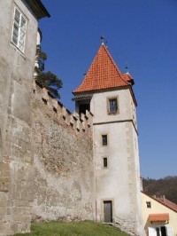 na hradě
