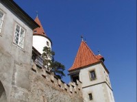 na hradě