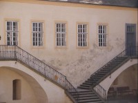 na hradě