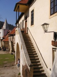 na hradě