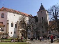 na hradě