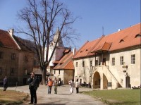 na hradě
