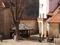 na hradě