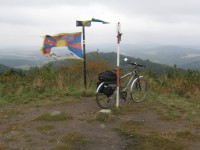 Vyhlídkový vrchol v roce 2008 s vlajkou Tibetu