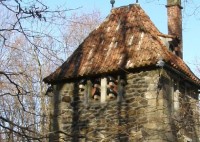 Detail věže se 7 keramickými krkavci