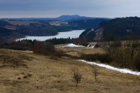 Z vršku nad kostelem je nádherný výhled do kraje. Jezero pod námi je ŽLUTICKÁ PŘEHRADA, na obzoru se tyčí masiv VLADAŘE.