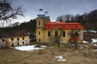 Ještě jednou celkový pohled na kostel. Dům vlevo bývala hospoda, pěkně na pár kroků od kostela