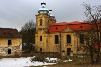 Do kraje svítí nedokončené báně, obnovené po pokusu o krádež v roce 2006. Zloději mědi tehdy vylezli na báně, motorovou pilou je rozřezali a shodili dolů. Jeden z nich ale spadl a těžce se zranil, díky tomu byli dopadeni.