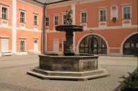 zámek Sokolov: kašna na nádvoří
