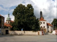 Zámek Kostelec: Zámek je postaven na skalním výběžku, jehož osídlení je datováno nejméně do 9. století. Ve středověku zde stával gotický hrad, který byl na počátku renesance rodem Smiřických přestavěn do podoby dnešního zámku. Po třicetileté válce za