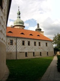 Kostelec - zámek: zámek vystavěl Jaroslav Smiřický ze Smiřic roku 1562 a kněžna Marie Terezie Savojská v letech 1750 - 56 přestavěla průčelí. Dnes v zámku sídlí Školní lesní podnik České zemědělské univerzity.