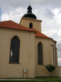 Zámecká kaple sv. Vojtěcha: Zámecká kaple sv. Vojtěcha byla vystavěna Jaroslavem Smiřickým v letech 1568-9 v místě původního opevnění. V 90. letech tohoto století byla rekonstruována. Dnes slouží jako aula Fakulty lesnické a environmentální České zem
