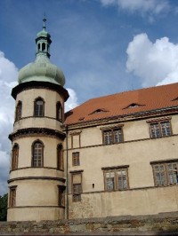 Zámek v Kostelci nad Černými lesy: Zámek je postaven na skalním výběžku, jehož osídlení je datováno nejméně do 9. století. Ve středověku zde stával gotický hrad, který byl na počátku renesance rodem Smiřických přestavěn do podoby dnešního zámku. 
