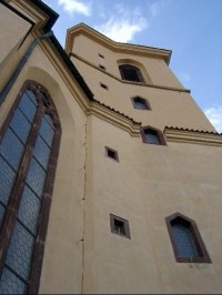 Zámecká kaple: Zámecká kaple sv. Vojtěcha byla vystavěna Jaroslavem Smiřickým v letech 1568-9 v místě původního opevnění. V 90. letech tohoto století byla rekonstruována. 